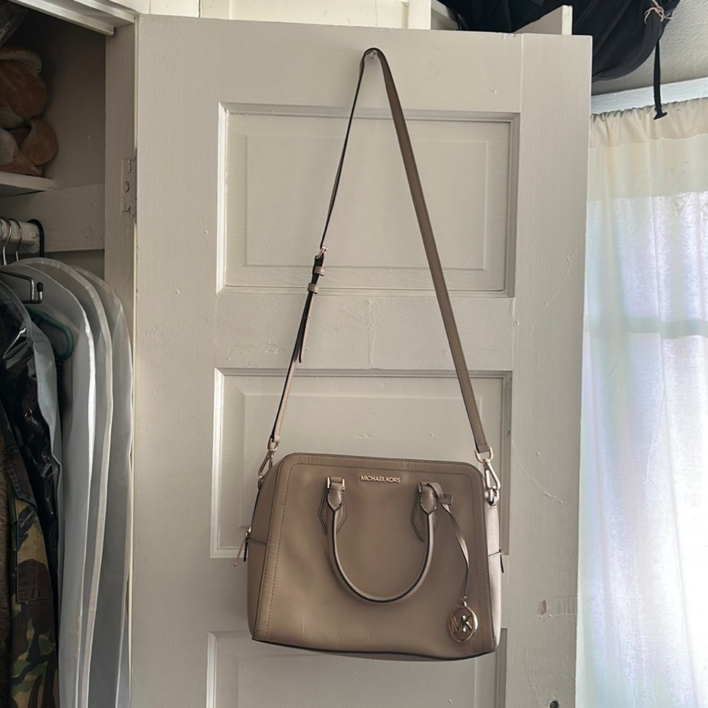 Michael Koran small to medium size cream or beige purse 🩷